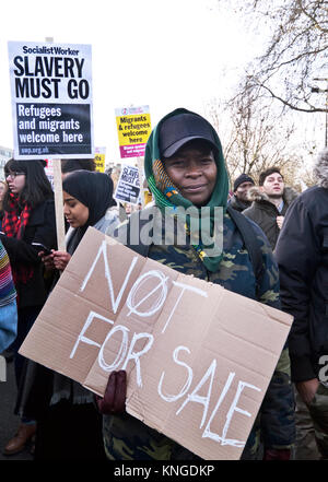 Demonstranten vor der libyschen Botschaft fordern die britische Regierung Libyen, um den Druck der Sklaverei und die unmenschliche Behandlung von Migranten zu beenden. Dez 9 2017 Stockfoto