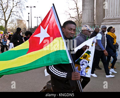 Demonstranten vor der libyschen Botschaft fordern die britische Regierung Libyen, um den Druck der Sklaverei und die unmenschliche Behandlung von Migranten zu beenden. Dez 9 2017 Stockfoto