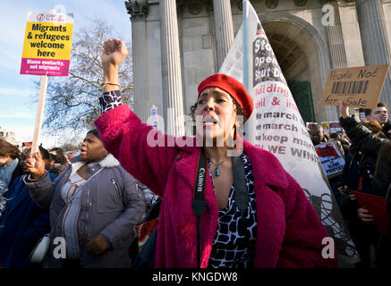 Demonstranten vor der libyschen Botschaft fordern die britische Regierung Libyen, um den Druck der Sklaverei und die unmenschliche Behandlung von Migranten zu beenden. Dez 9 2017 Stockfoto