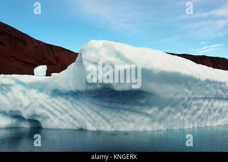 Eisberg in der Eisberg Friedhof durch Rote Insel, Scoresby-sund, Grönland, Sommer 2017 Stockfoto