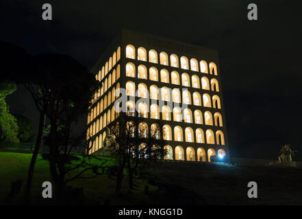 Rom, Italien, der Palazzo della Civiltà Italiana von EUR Bezirk, auch bekannt als Quadratische Kolosseum, Symbol Gebäude der Neuen Klassischen faschistische Architektur Stockfoto