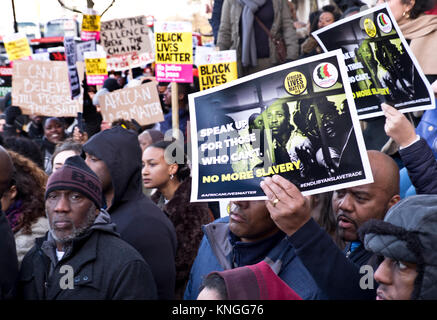 Demonstranten vor der libyschen Botschaft fordern die britische Regierung Libyen, um den Druck der Sklaverei und die unmenschliche Behandlung von Migranten zu beenden. Dez 9 2017 Stockfoto