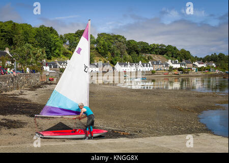 Silver haired Sailor vorbereitet, seinen kleinen Jolle am Ufer bei Plockton Dorf im westlichen Schottland Großbritannien Stockfoto