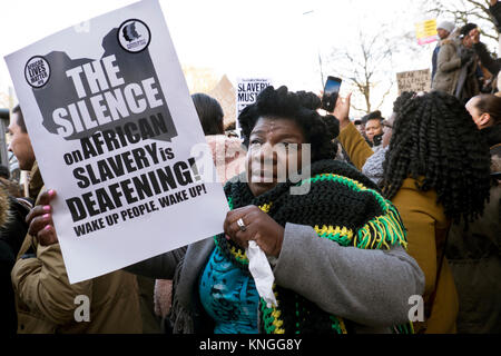 Demonstranten vor der libyschen Botschaft fordern die britische Regierung Libyen, um den Druck der Sklaverei und die unmenschliche Behandlung von Migranten zu beenden. Dez 9 2017 Stockfoto