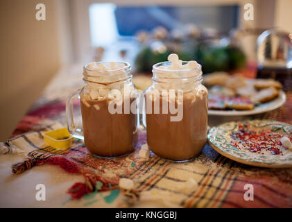 Zwei Becher mit Kakao und Marshmallows sind auf der Weihnachten Tabelle. Stockfoto