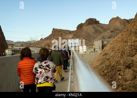 Touristen zu Fuß von Arizona Nevada auf Pat Tillman Memorial Bridge, Nevada, USA. Stockfoto