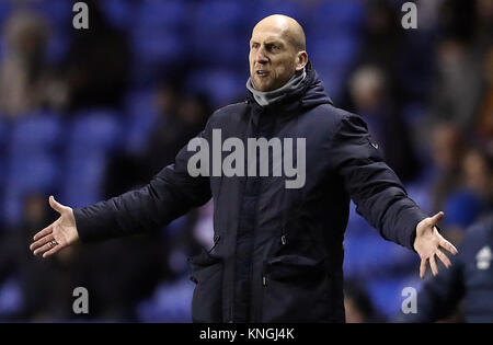Lesen Manager Jaap Stam entsprechen Gesten an der Seitenlinie während der Himmel Bet Meisterschaft im Madejski Stadium, lesen. Stockfoto