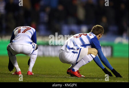 Von Reading Madou Barrow (links) und Jon Dadi Bodvarsson sitzen während der Sky Bet Championship Match im Madejski Stadium niedergeschlagen, Lesen. Stockfoto