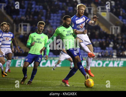 Lesung des Paul McShane (rechts) und Cardiff City Liam Feeney Kampf um den Ball in den Himmel Wette Championship Match im Madejski Stadium, Lesen. Stockfoto