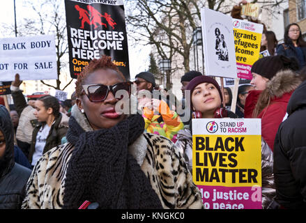 Demonstranten vor der libyschen Botschaft fordern die britische Regierung Libyen, um den Druck der Sklaverei und die unmenschliche Behandlung von Migranten zu beenden. Dez 9 2017 Stockfoto