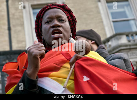 Demonstranten vor der libyschen Botschaft fordern die britische Regierung Libyen, um den Druck der Sklaverei und die unmenschliche Behandlung von Migranten zu beenden. Dez 9 2017 Stockfoto