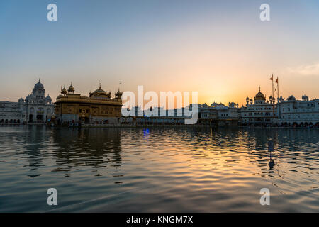 Horizontale Bild von Sri Harmandir Sahib am Sonnenuntergang, der Goldene Tempel, ist der heiligste Gurdwara und die wichtigsten Wallfahrtsort des Sikhismus, Stockfoto