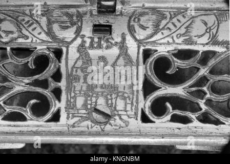 Eine astronomische Uhr, die himmlische Bewegungen zeigt, mit komplizierten Mechanismen und dekorativer Handwerkskunst, die ein Beispiel für die fortschrittliche Uhrentechnologie ihrer Zeit darstellt. Stockfoto