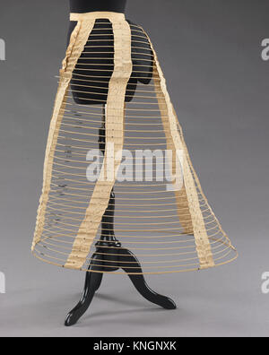 Ein Käfigkrinoline aus dem 19. Jahrhundert, ein Grundstück für Kleider, das viktorianisches Modedesign und Textilhandwerkskunst veranschaulicht. Stockfoto