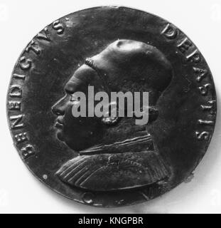 Ein Porträt von Benedetto de’ Pasti, Kanoniker von Verona, das seine religiöse Rolle und historische Bedeutung innerhalb der italienischen Kunst darstellt, das in der MET-Sammlung aufbewahrt wird. Stockfoto