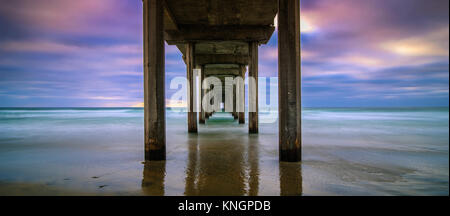 La Jolla Beach Scripps Pier mit schönen symmetrische Struktur in den Sonnenuntergang. Stockfoto