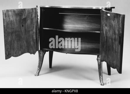 Eine französische Kommode aus dem 18. Jahrhundert mit aufwändigem Design, edlen Holzarbeiten und detaillierter Handwerkskunst, die luxuriöse Möbel aus dieser Zeit repräsentiert. Stockfoto