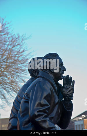 Statue von Jimmy Sirrel und Jack Wheeler, Legenden der Lane, außerhalb Notts County Football Ground, Meadow Lane, Nottingham, England, Großbritannien Stockfoto