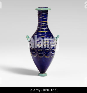 Dieses Glas-Unuentarium, eine Art Parfümflasche, repräsentiert antike römische Glashandwerkskunst und ist Teil der MET-Kollektion. Stockfoto