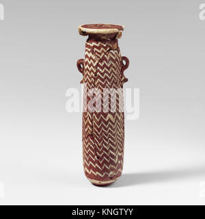 Eine Alabastron-Parfümflasche aus der MET-Kollektion, die alte Handwerkskunst und historisches Design zur Aufbewahrung von Duftstoffen zeigt. Stockfoto