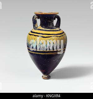 Glas amphoriskos (Parfüm Flasche) MET DP 153948 253450 Griechische, östliches Mittelmeer, Glas amphoriskos (Parfüm Flasche), späte 6.? 5. Jahrhundert v. Chr., Glas, H.3 1/8 in. (8 cm). Das Metropolitan Museum of Art, New York. Geschenk von Frau Elias Kempner, 1934 (34.132.21) Stockfoto