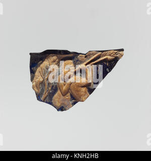 Dieses Fragment aus Glas-Cameo-Scyphus ist mit geschnitzten Dekorationen versehen, die Glasverarbeitungstechniken und dekorative Kunstfertigkeit veranschaulichen. Stockfoto