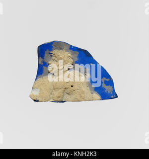 Ein römisches Cameo-Glasfragment aus dem 1. Jahrhundert n. Chr., das komplexe Handwerkskunst und Glasarbeiten demonstriert, das in der MET-Sammlung erhalten ist. Stockfoto