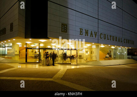 Die Außenseite des Enav Cultural Center in Ibn Gvirol street Tel Aviv Israel Stockfoto