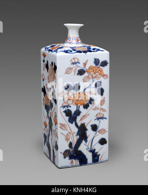 Diese Flasche (MET DT245478) zeigt dekorative Blumendarstellungen der vier Jahreszeiten und veranschaulicht die kunstvolle Verarbeitung historischer Glaswaren. Stockfoto