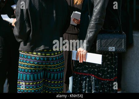 Mailand - 24. SEPTEMBER: Frau mit vor Trussardi fashion show, Mailand Fashion Week street style am 24. September 2017 in Mailand. Stockfoto