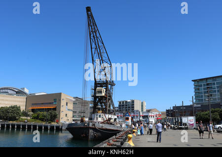 Die Hikitia ist eine selbstfahrende floating Dampf Kran, der am Taranaki Street Wharf in den Hafen von Wellington in Neuseeland angedockt ist. Stockfoto