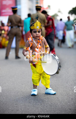 Funny kid gekleidet, wie Krishna colorfulful Kleidung während Maha sobha yathra, krishnas Janmashtami, Bala gokulam Feier, thrissur, Kerala, Indien, Stockfoto