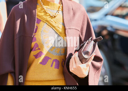 Mailand - 24. SEPTEMBER: Frau mit braunen Umhang und gelben Pullover vor Trussardi fashion show, Mailand Fashion Week street style am 24. September 2017 i Stockfoto