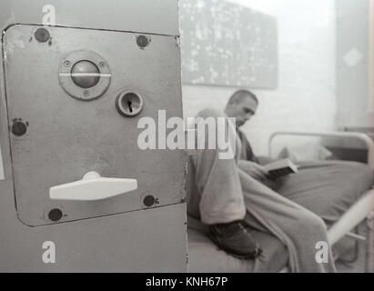 Insasse Lesung in seiner Zelle, HMP Winchester, Winchester, Hampshire, Vereinigtes Königreich. 10. Mai 2001. Stockfoto