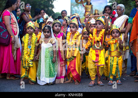 Kinder gekleidet, wie Krishna und Radha, colorfulful Kleidung während Maha sobha yathra, krishnas Janmashtami, Bala gokulam Feier, thrissur, Kerala, Indien, Stockfoto