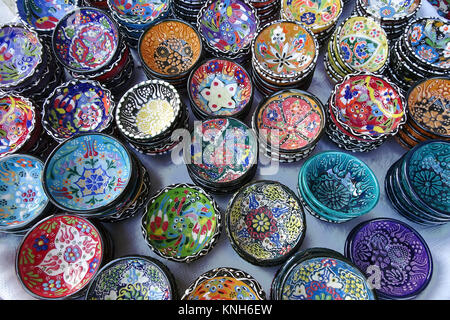 Detail shot, bunten Keramikschüsseln auf einem Basar, einen souvenirshop an der Altstadt Kaleici, Antalya, Türkische Riviera, Türkei Stockfoto