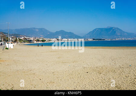 Strand von Alanya, hinter dem Taurusgebirge, Türkische Riviera, Türkei Stockfoto