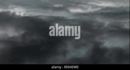 Ein abstrakter Hintergrund/Hintergrund/Hintergrundbild von grauen Wolken im Wasser wider. Stockfoto