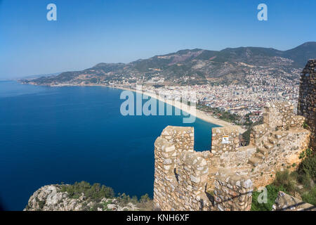 Blick von der Burg auf Alanya Stadt mit Kleopatra Strand, Türkische Riviera, Türkei Stockfoto