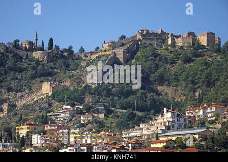 Blick auf den Schlossberg mit der linken Seite der Moschee Sueleymaniye und rechts die Zitadelle, Alanya, Türkische Riviera, Türkei Stockfoto