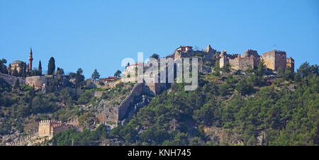 Blick auf den Schlossberg mit der linken Seite der Moschee Sueleymaniye und rechts die Zitadelle, Alanya, Türkische Riviera, Türkei Stockfoto