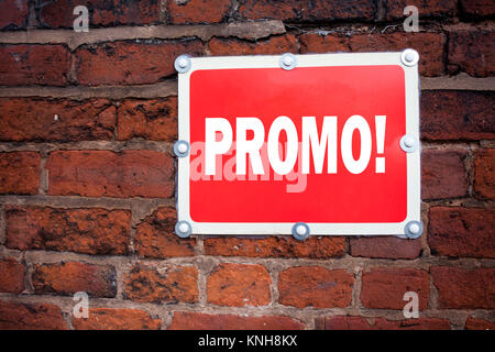 Hand schreiben Bildunterschrift Inspiration zeigen Promo Konzept sinn Promo Sonderangebot Shopping Produkt Promotion auf alten Ankündigung Schild geschrieben mit b Stockfoto