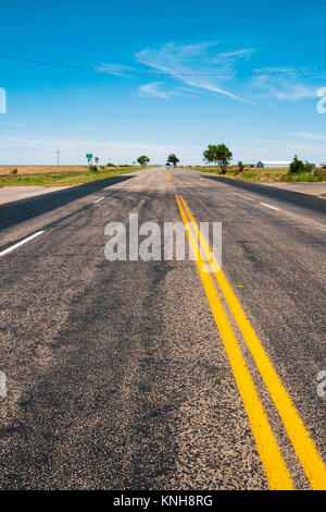 Alte historische Route 66 in der Nähe von Vega, Texas, an einem sonnigen Tag des Sommers, USA. Stockfoto
