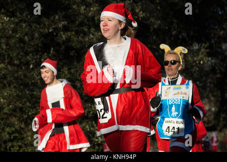 London, Großbritannien. 9 Dez, 2017. Hunderte Weihnachtsmänner nehmen an der jährlichen 5 km Santa Run in Battersea Park. Credit: Guy Corbishley/Alamy leben Nachrichten Stockfoto