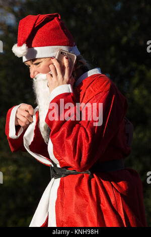 London, Großbritannien. 9 Dez, 2017. Hunderte Weihnachtsmänner nehmen an der jährlichen 5 km Santa Run in Battersea Park. Credit: Guy Corbishley/Alamy leben Nachrichten Stockfoto