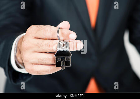 Immobilienmakler Übergabe ein Haus. Neues Konzept Haus Stockfoto