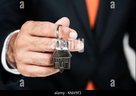 Immobilienmakler Übergabe ein Haus. Neues Konzept Haus Stockfoto