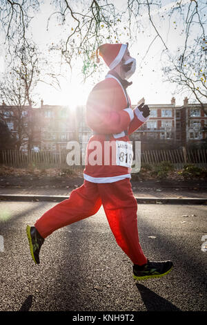 London, Großbritannien. 9 Dez, 2017. Hunderte Weihnachtsmänner nehmen an der jährlichen 5 km Santa Run in Battersea Park. Credit: Guy Corbishley/Alamy leben Nachrichten Stockfoto