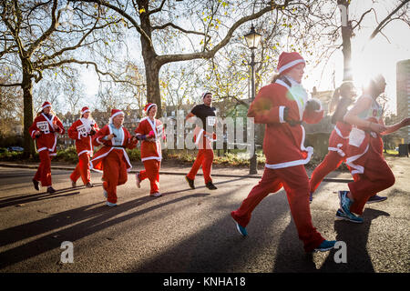 London, Großbritannien. 9 Dez, 2017. Hunderte Weihnachtsmänner nehmen an der jährlichen 5 km Santa Run in Battersea Park. Credit: Guy Corbishley/Alamy leben Nachrichten Stockfoto