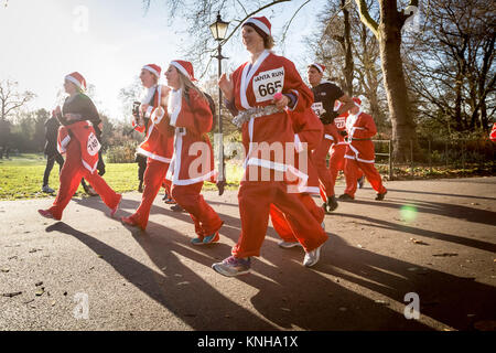 London, Großbritannien. 9 Dez, 2017. Hunderte Weihnachtsmänner nehmen an der jährlichen 5 km Santa Run in Battersea Park. Credit: Guy Corbishley/Alamy leben Nachrichten Stockfoto